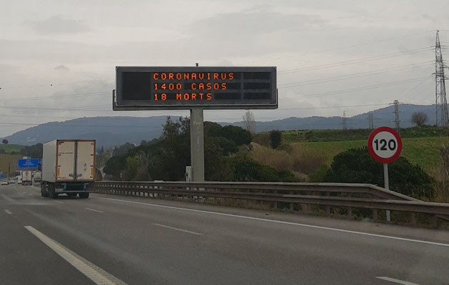 Diese Anzeige sehen wir um Barcelona herum alle paar Kilometer
