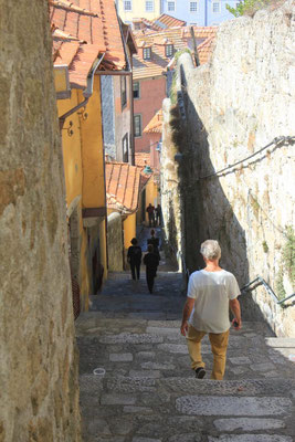 Bergab in die Altstadt