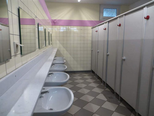 Waschbecken und Duschen