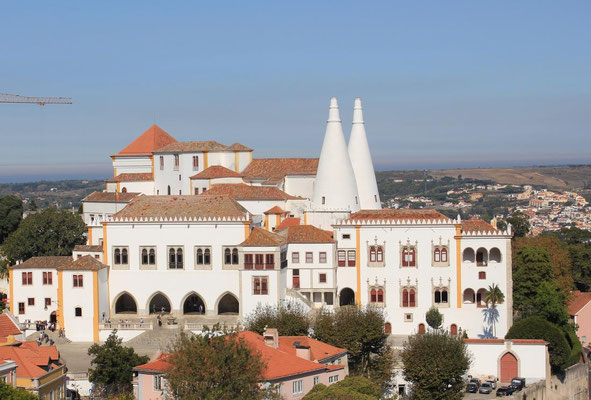 Palacio Palacio Nacional de Sintra - mit den beiden 33 Meter hohen, konischen Schornsteinen, die sich Sintra zum Wahrzeichen auserkoren hat.