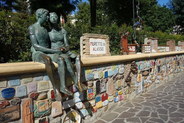 Muretto of Alassio - 1953 begonnene Installation aus bunten Keramikfliesen mit Repliken berühmter Autogramme