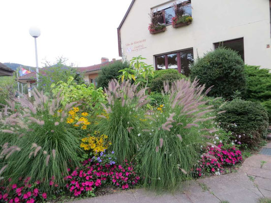 Schöner Blumenschmuck an der Einfahrt