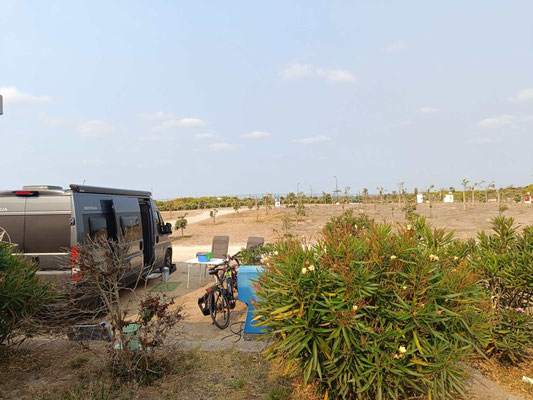 Unser Stellplatz mit Oleander, ansonsten alles kahl