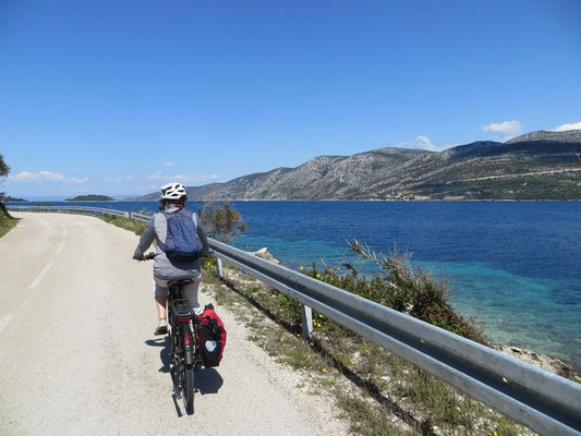Immer entlang des Pelješki-Kanals