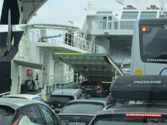 Hier fahren einige PKW´s auf der Fähre sogar in den "Keller"