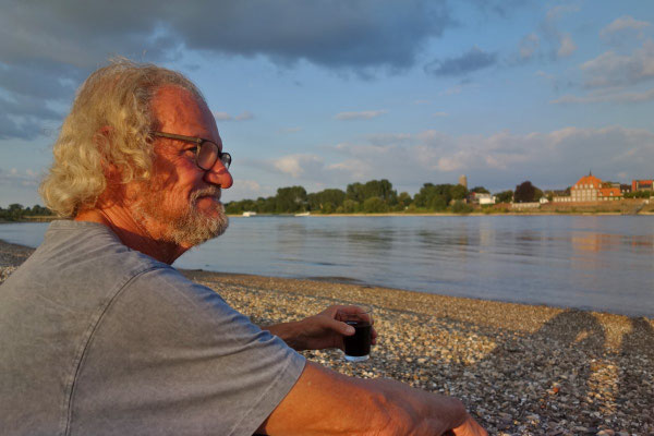 bis zum Sonnenuntergang sitzen wir am Rhein mit Wein