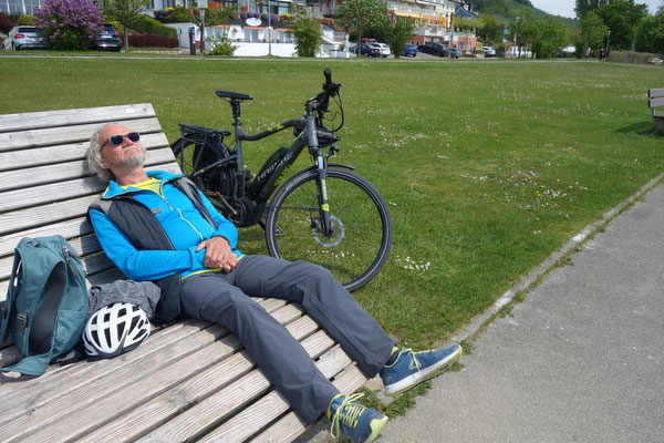 Pause auf einer gemütlichen Bank direkt am See - beide glatt eingeschlafen