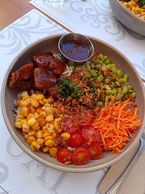 Bowl mit rohem Thunfisch