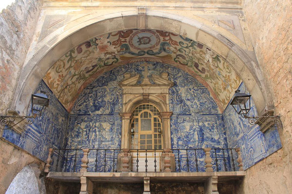 Die wunderschön bemalten Kacheln der Porta da Vila