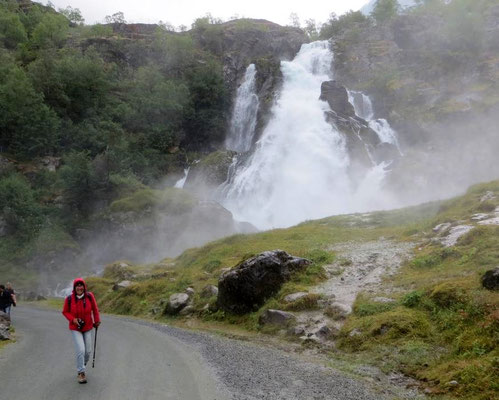 Am Wasserfall kommt keiner trocken vorbei