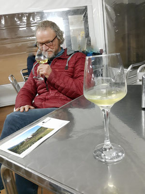 Beim Weintasting draußen auf der Restaurant Terrasse