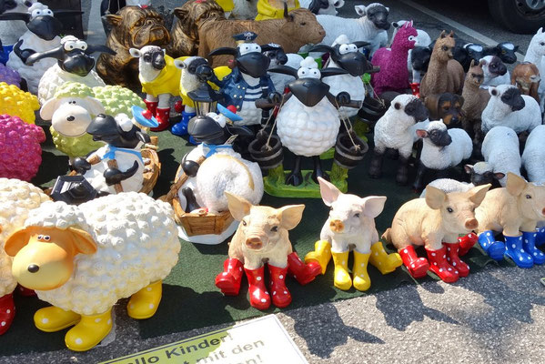 Auf dem Markt - sind die Schweinchen nicht goldig???