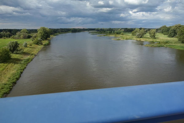 von links quert die Elbe
