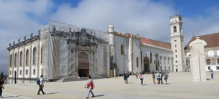 Links vom Uhrturm die Sao Miguel Kapelle und an der Ecke die Bibliothek