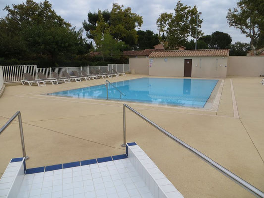 Gegenüber ist ein kleiner Pool - nur noch 3 Tage geöffnet