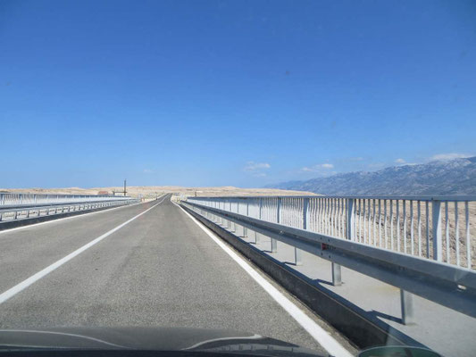 Auf der Brücke zur Insel Pag