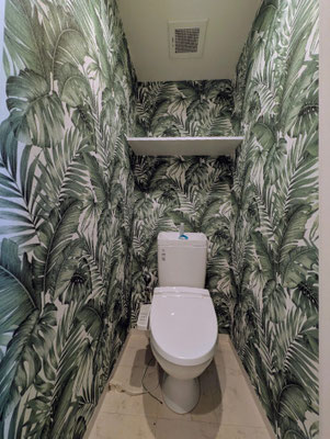 トイレにヤシの木のクロスを貼りました