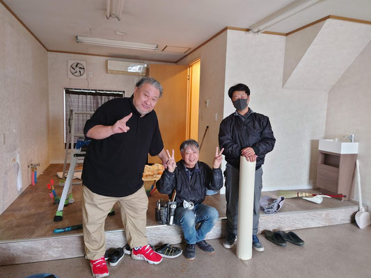 イクメンリフォームによる愛知県稲沢市の住宅の激安壁紙クロスの張替え中！