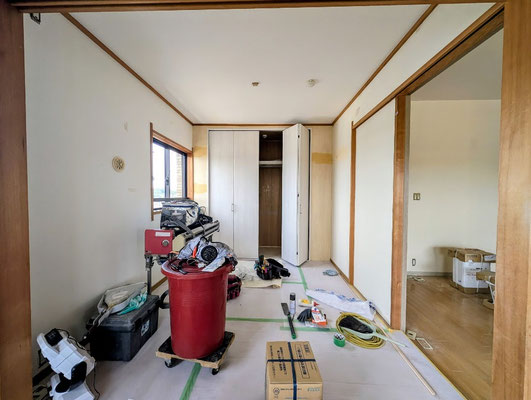 イクメンリフォームによる愛知県瀬戸市の分譲マンションの激安クロス工事中！