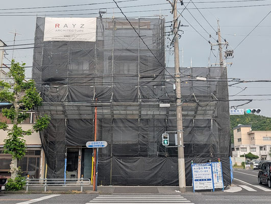 岐阜県岐阜市の3F建て住宅の外壁のシート看板を設置しました