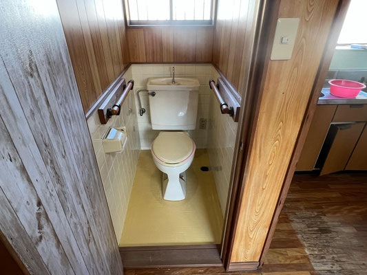 岐阜県多治見市のトイレのタイルにクッションフロア貼り