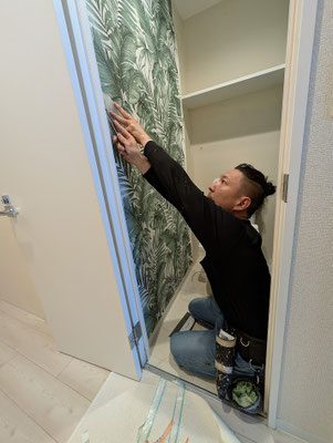 トイレにヤシの木のクロスを貼りました
