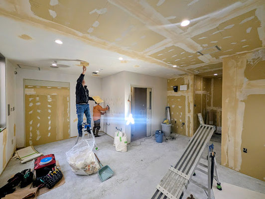 イクメンリフォームによる岐阜県大垣市のパーソネルジムのクロス工事中！