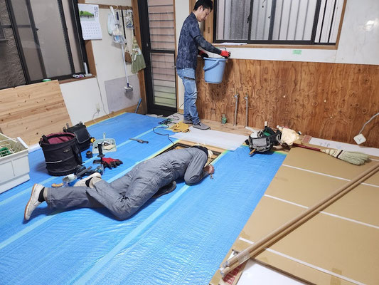 イクメンリフォームによる愛知県一宮市のシステムキッチンの水道工事をしています