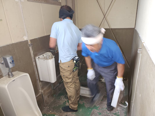 愛知県海部郡蟹江町の工場のトイレの激安リフォーム