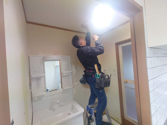 愛知県稲沢市の住宅の激安壁紙クロスの張替え中！