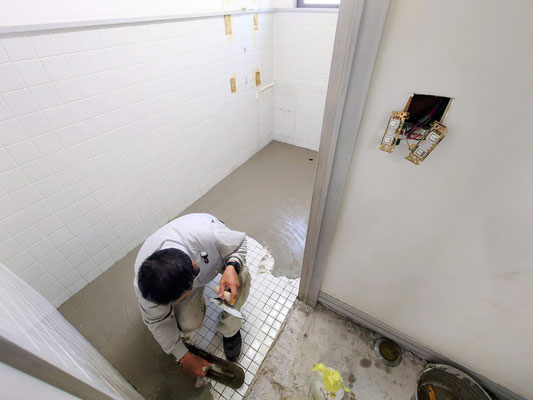 イクメンリフォームによる愛知県名古屋市の会社の３階のトイレの激安リフォーム中！