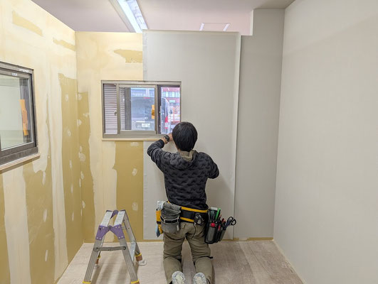 愛知県名古屋市の放課後等デイサービスのクロス工事中！