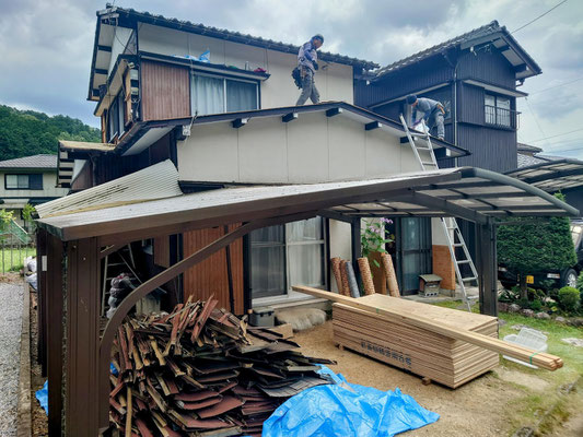 岐阜県山県市にて激安屋根の板金工事中