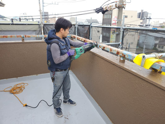 3F建て住宅の屋上の手すりをカットしています