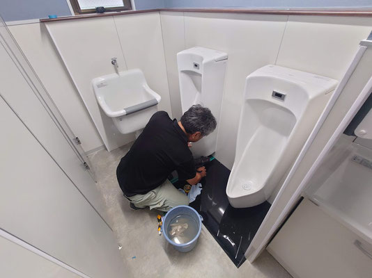 イクメンリフォームによる会社のトイレの激安リフォーム中！