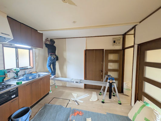 イクメンリフォームによる愛知県西春日井郡豊山町の賃貸アパートの激安クロス張替え中！