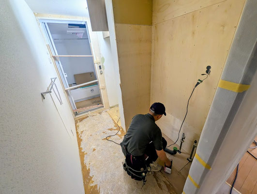 愛知県瀬戸市の分譲マションの脱衣場の造作工事をしています！！