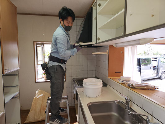 イクメンリフォームによる岐阜県各務原市のシステムキッチンの激安リフォームが始まりました