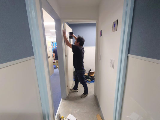 イクメンリフォームによる会社のトイレの激安リフォーム中！