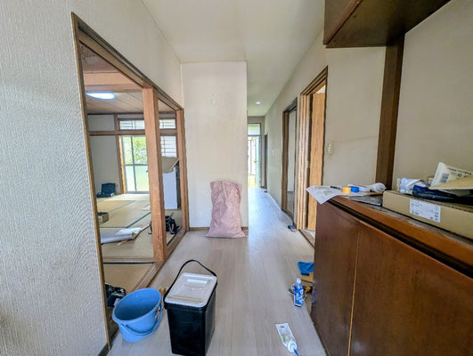 岐阜県多治見市の中古住宅の玄関廊下の床のクッションフロア貼り