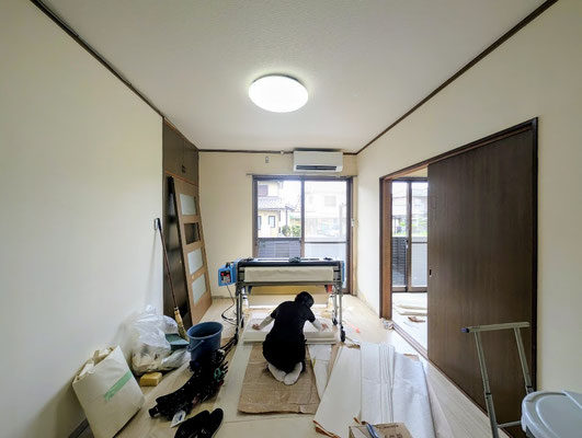 イクメンリフォームによる愛知県西春日井郡豊山町の賃貸アパートの激安クロス張替え中！