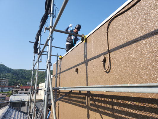 3F建て住宅の屋上の塗装工事をしています