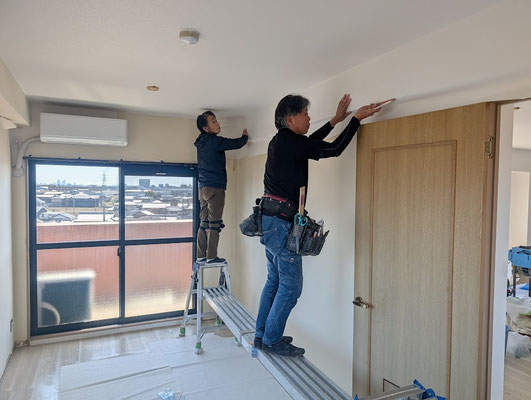 愛知県一宮市の賃貸マンションの激安でクロス張替えをしています