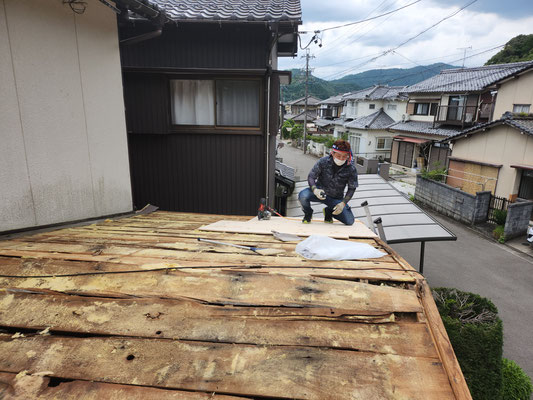 岐阜県山県市にて激安屋根の板金工事中