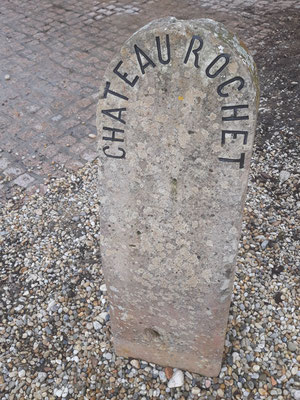 Lettres peintes sur borne gravée d'entrée de domaine 