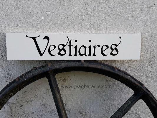 Lettres peintes style moyen âge sur contreplaqué marine