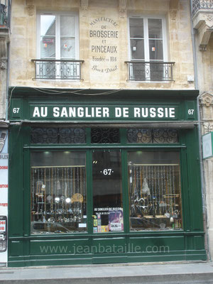 Rénovation des lettres peintes sur la façade et sur le mur du "Sanglier de Russie"