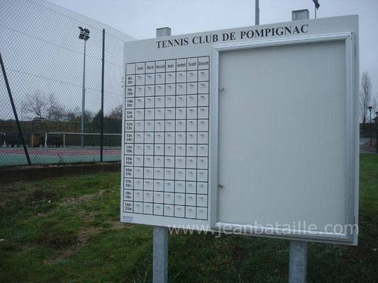 Panneau en alu double  plis stylisé avec vitrine d'affichage,lettres et quadrillage en adhésif