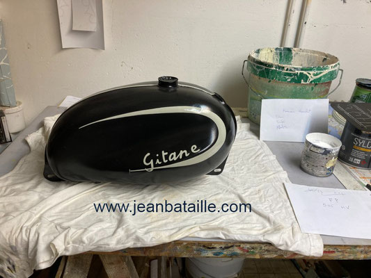 Réservoir de moto Gitane peinture et lettrage