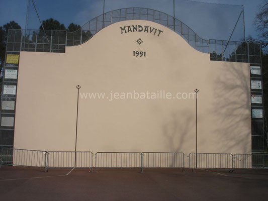 Lettrage sur fronton de pelote basque terminé